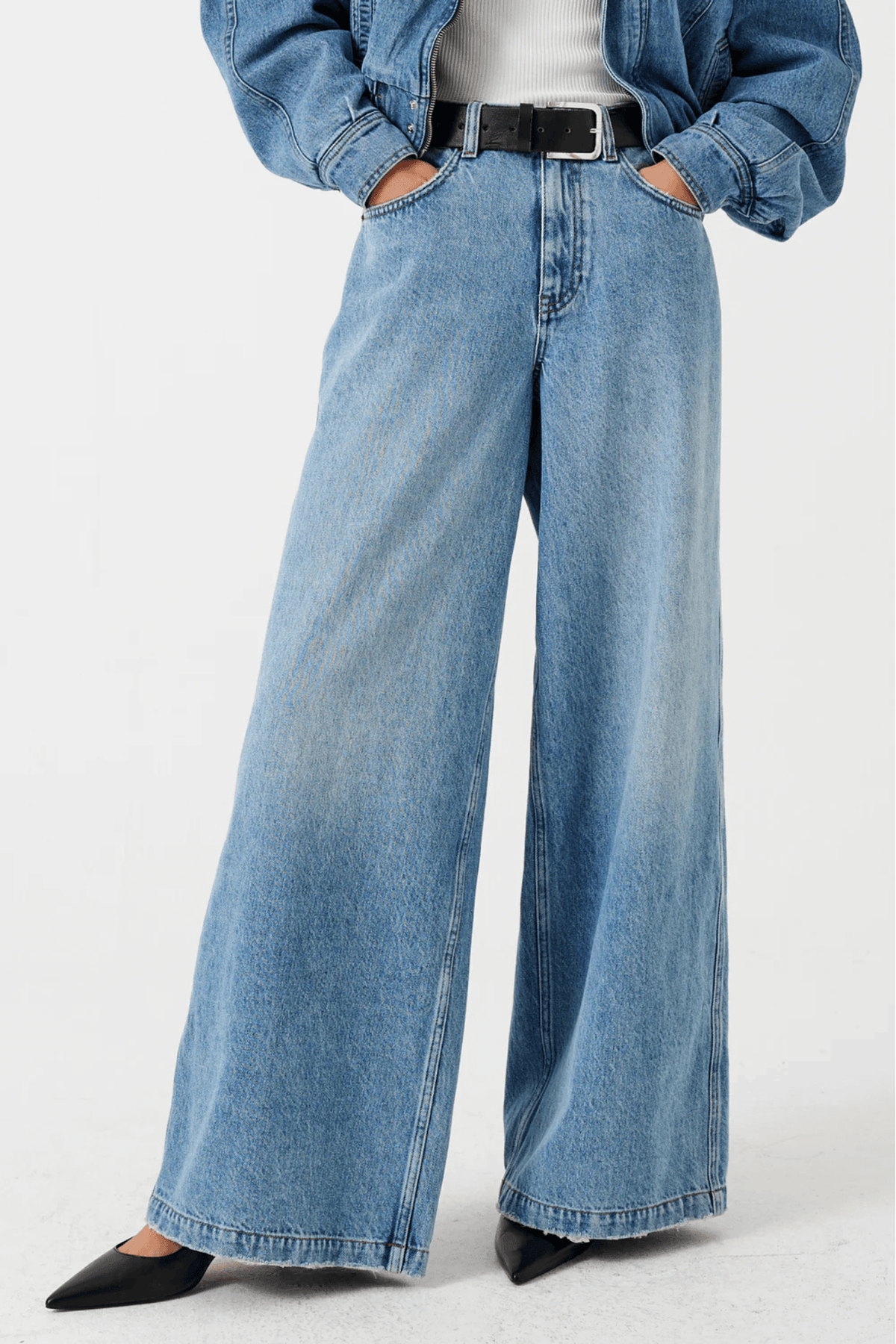 Seventy + Mochi Bay Jean in Weekender, sustainable denim at Tuchuzy