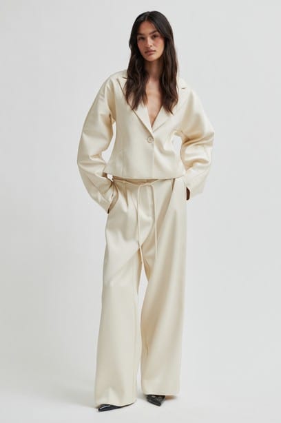Relaxed tailored blazer outfit from the Tuchuzy London packing edit