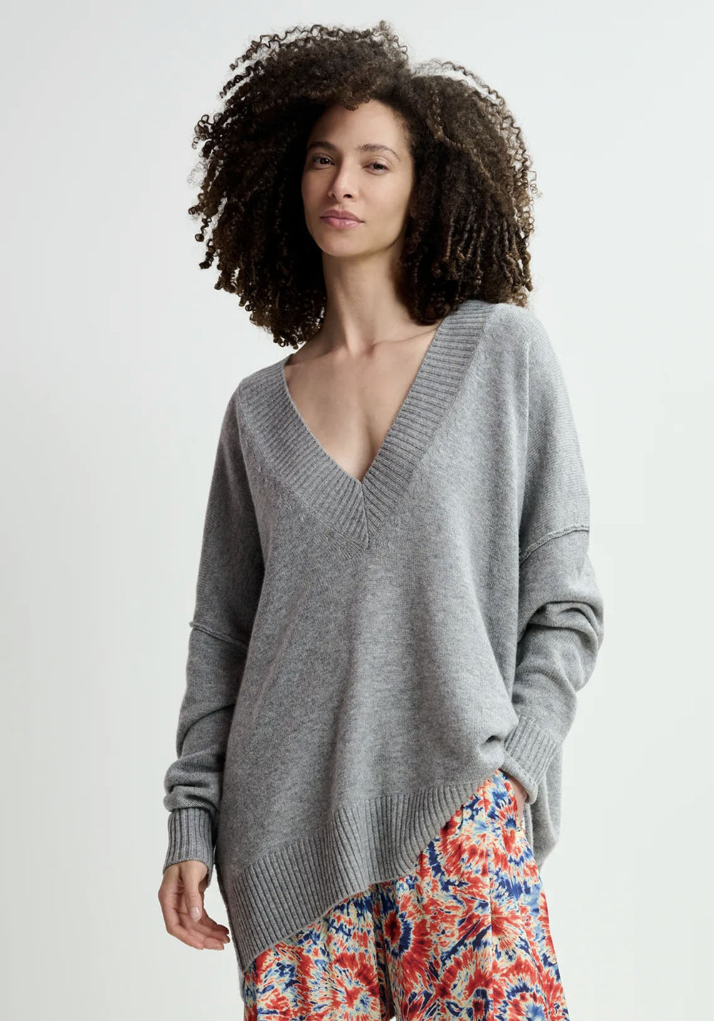 GREY OVERSIZED V-NECK KNIT SWEATER