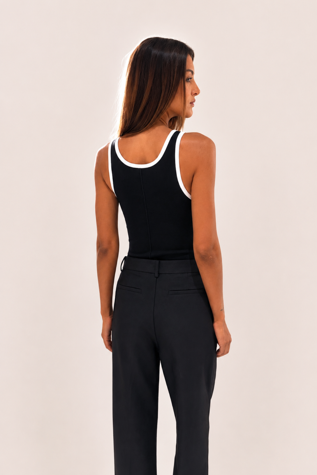 Chosen By Tuchuzy Key Hole Scoop Tank Black / White
