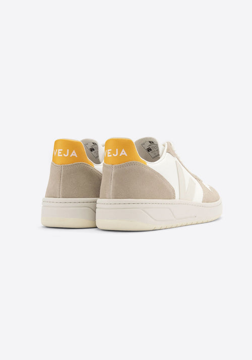 V 10 CHROMEFREE LEATHER EXTRA WHITE SAHARA OURO Veja Tuchuzy